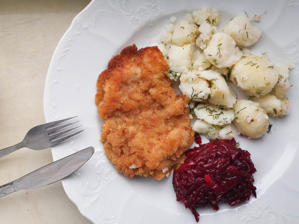    Свиная отбивная с свеклой и картошкой© РИА Новости / Алексей Витвицкий