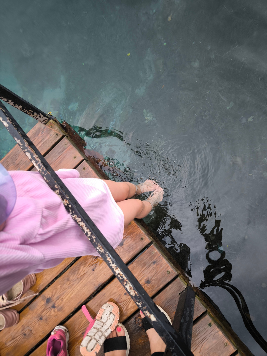 Окунули ножки в ледяную воду Голубых озер.