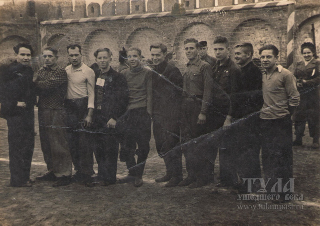 24 октября 1948 года легкоатлеты общества "Буревестник" на стадионе "Зенит" в тульском кремле. Фото из коллекции Владимира Щербакова