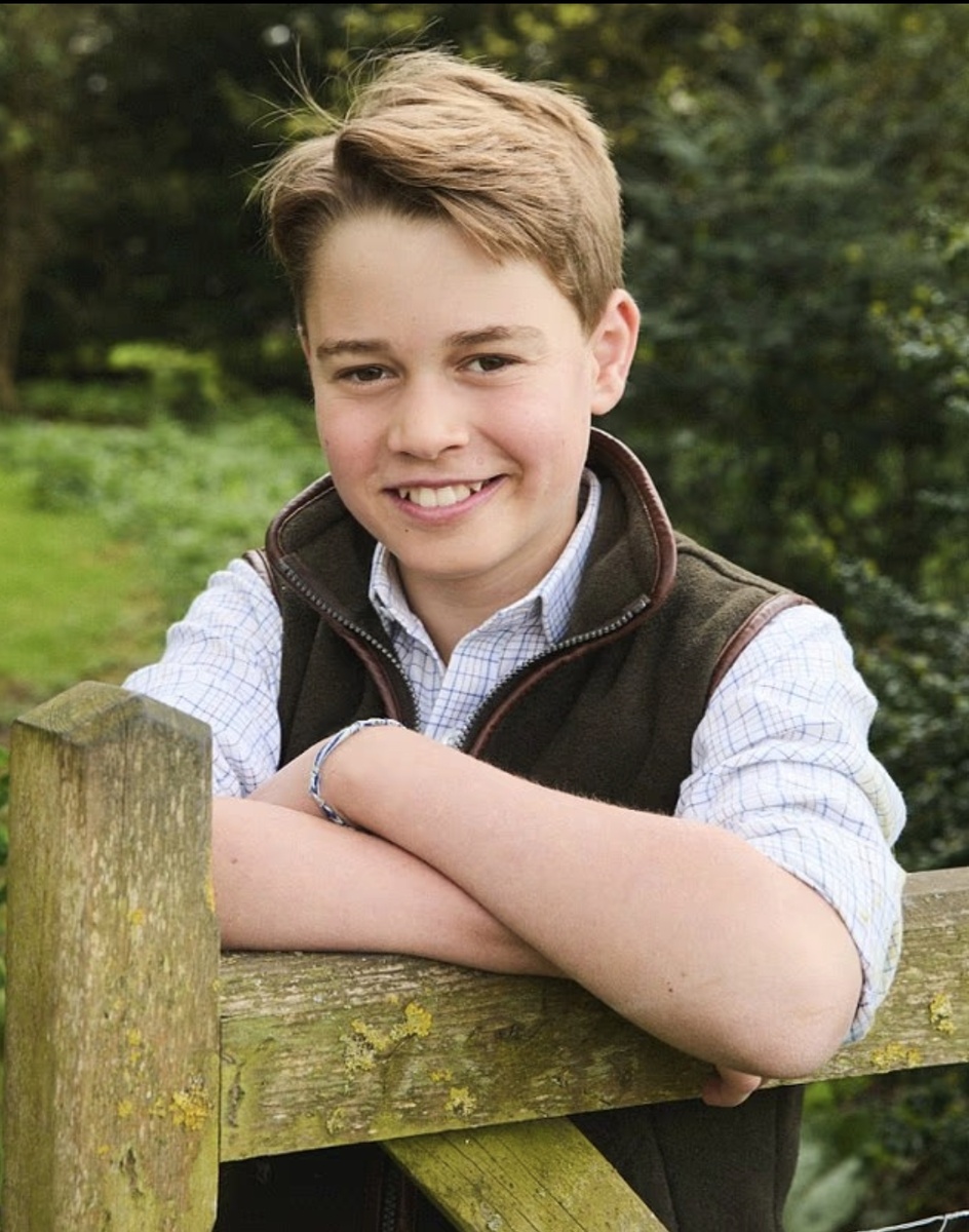 Принц Джордж сияет на фотографии, выпущенной в честь его 12-летия. Юного принца фотографировал Джош Шиннер, всё чаще становящийся любимым фотографом принца и принцессы Уэльской, ещё в апреле в Норфолке.