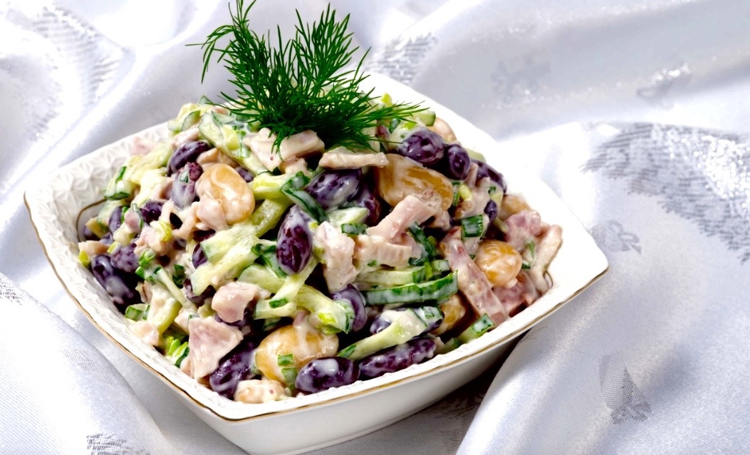 Салат из фасоли и копченой скумбрии.