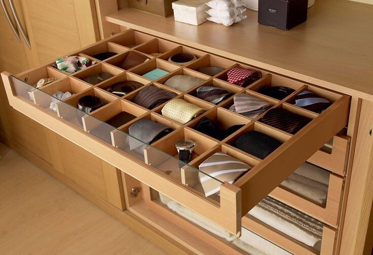 Гардероб с органайзерами и выдвижными ящиками