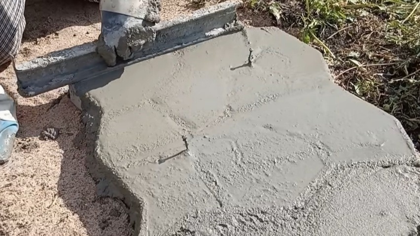 Октябрь - идеальное время для заливки бетонных дорожек.