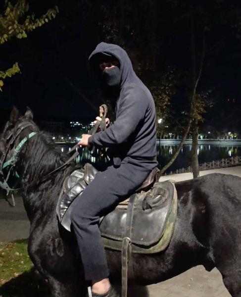 Один из нападавших. Фото: скрин видео пострадавших.