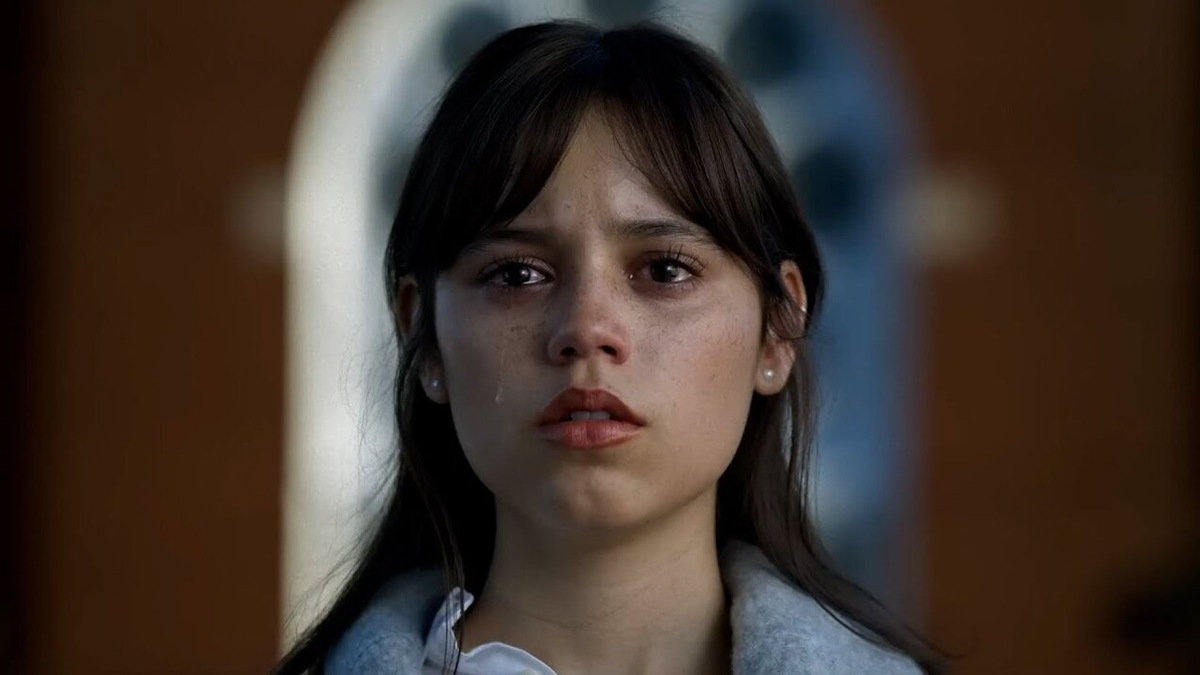 Дженна Ортега в роли Кайры Свит