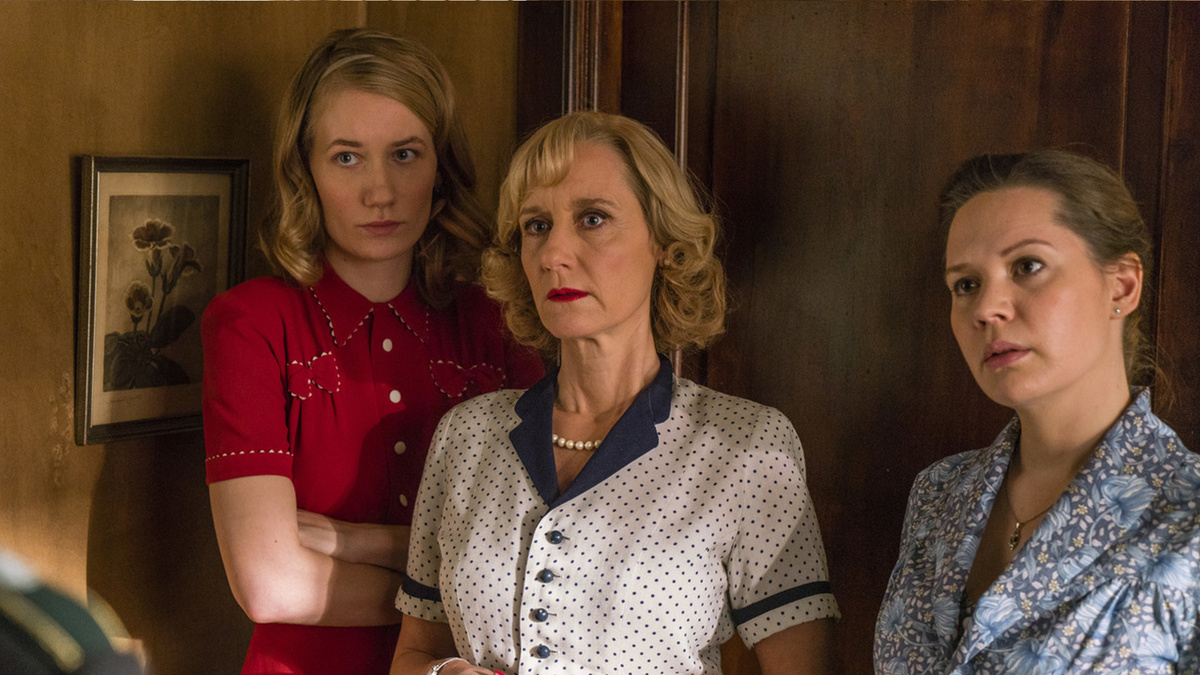 кадр из сериала "Приморский отель"