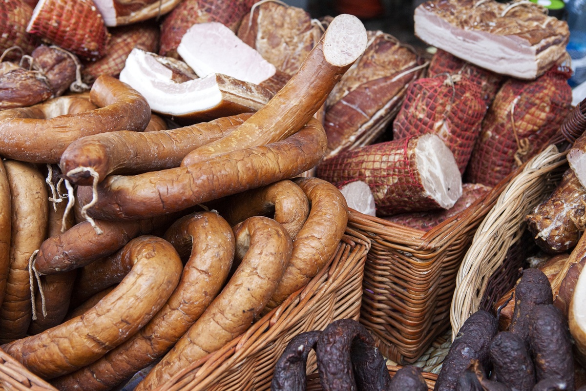    Колбасы, сосиски, ветчина, бекон. / iStock