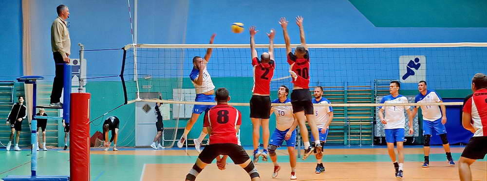   Играют команды «Цимлянск» (в красных футболках) и «Атоммаш» — 3:0 admin