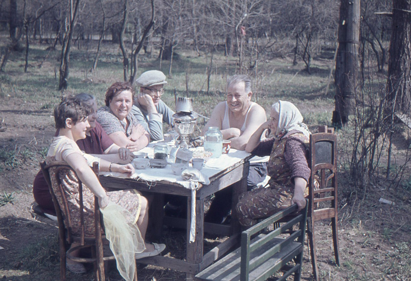 Семейное чаепитие на советской даче, Ленинградская область, 1980-е годы