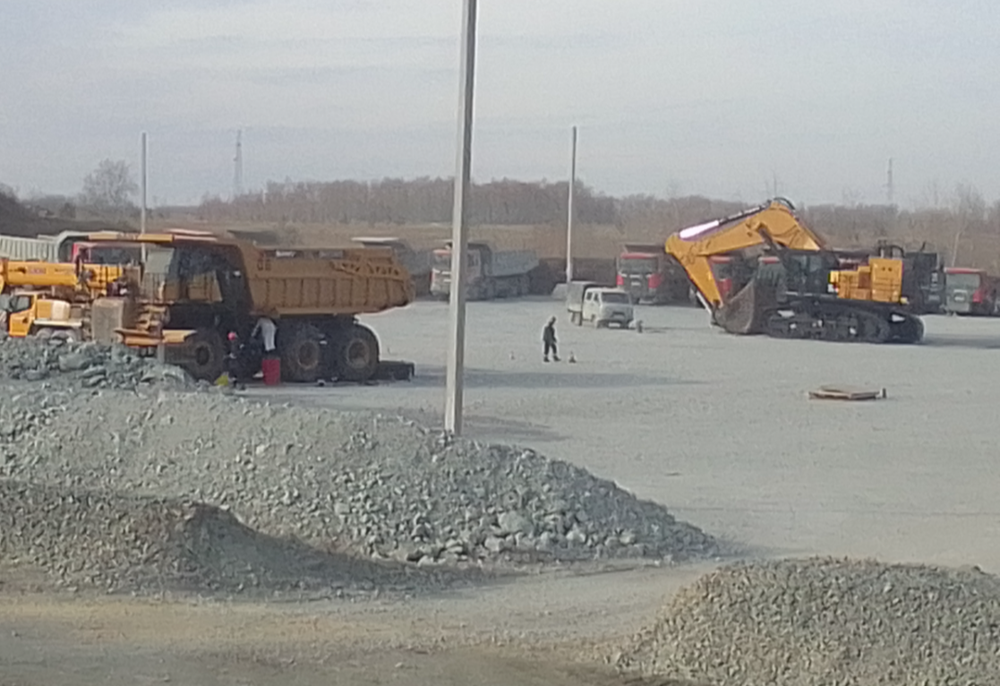 Фото читателя "Юрий Стрелец". Площадка для сборки новой карьерной техники. Поражают чистота и порядок.