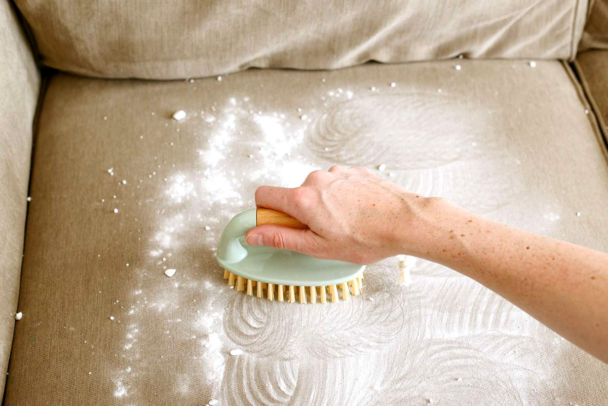 Чистка дивана с помощью пищевой соды и мягкой щётки