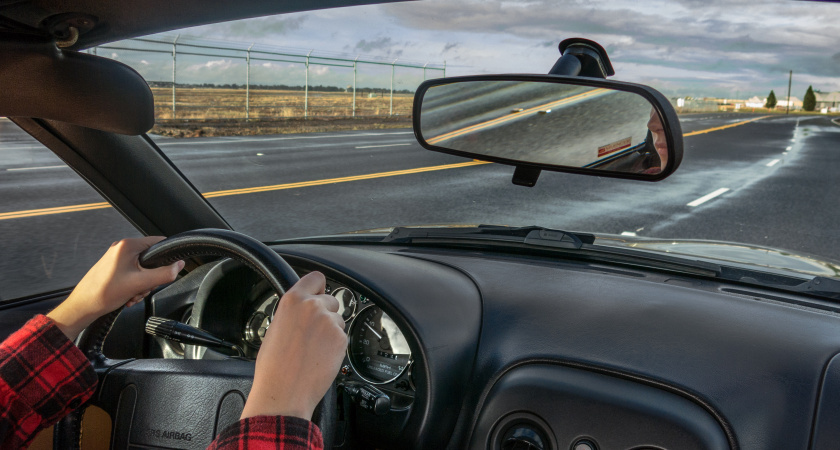    Кажется, что стекла нет: как идеально очистить лобовое стекло изнутри - надолго и без разводов