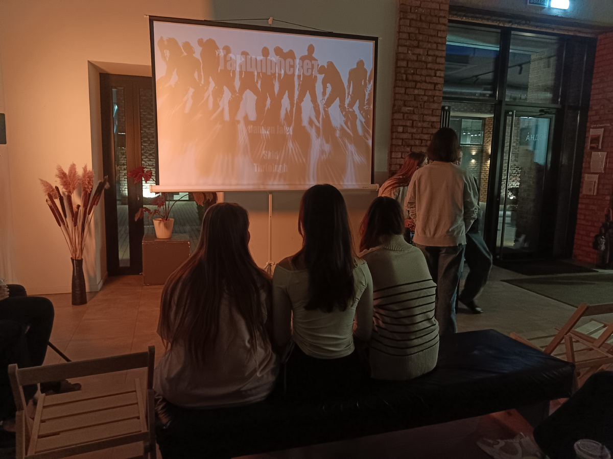 Это фото вы уже видели. Мы здесь обсуждаем  танцевальные спектакли. 