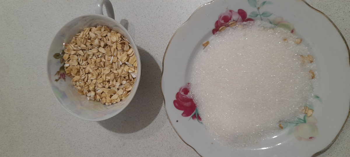 Пол стакана хлопьев и сахарного песка