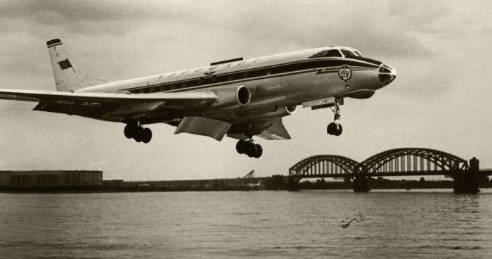 ТУ успешно приземляется на Неву. Оба двигателя отказали. Никто из находившихся на борту 52 человек не пострадал