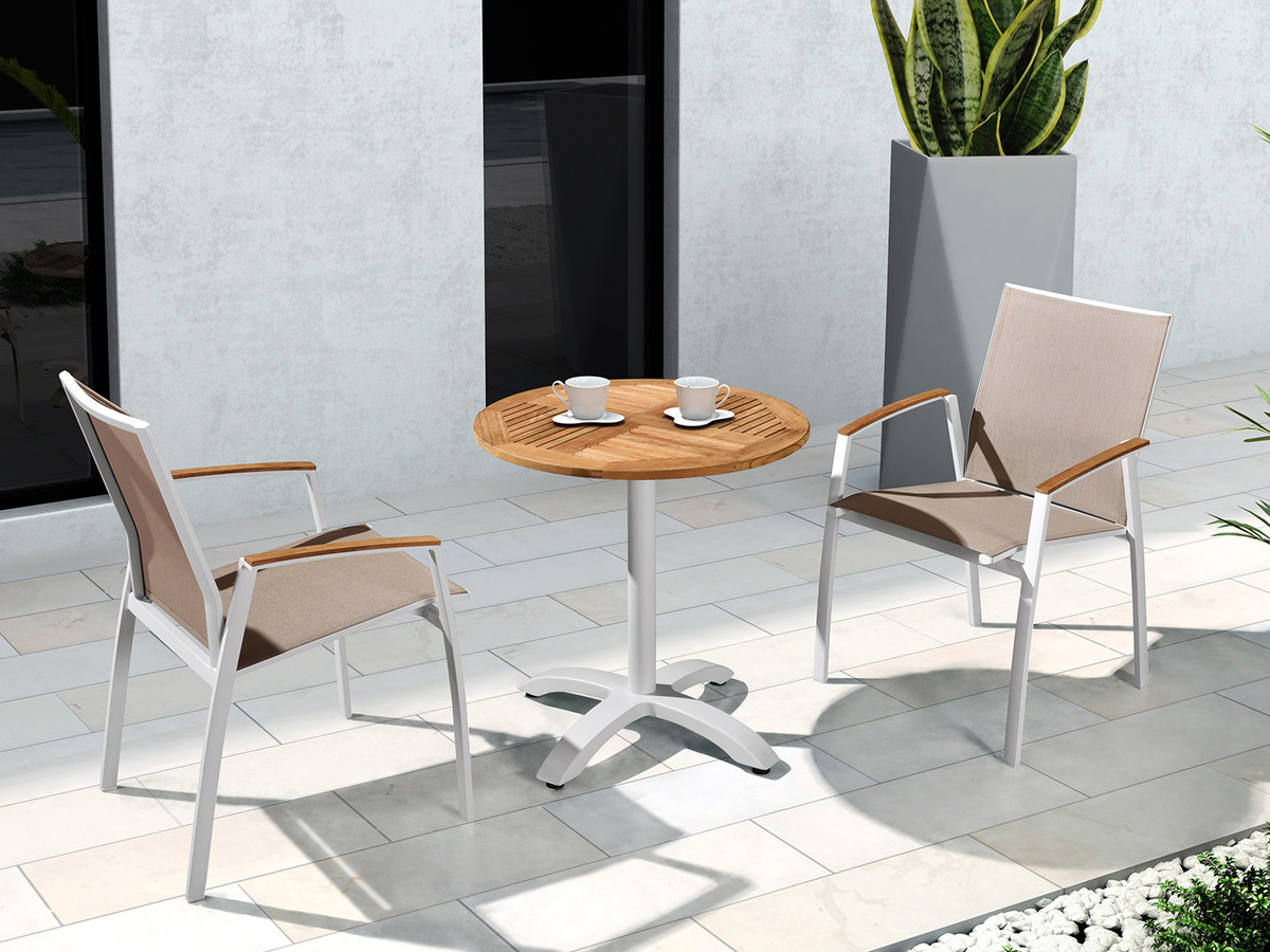 Стулья уличные в оттенках скандинавского стиля.