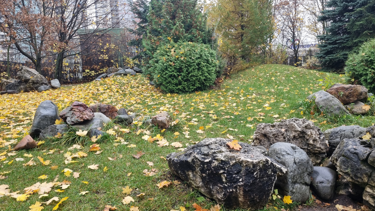 На территории есть вот такой...хм, сад камней? В общем красиво оформленный уголок))