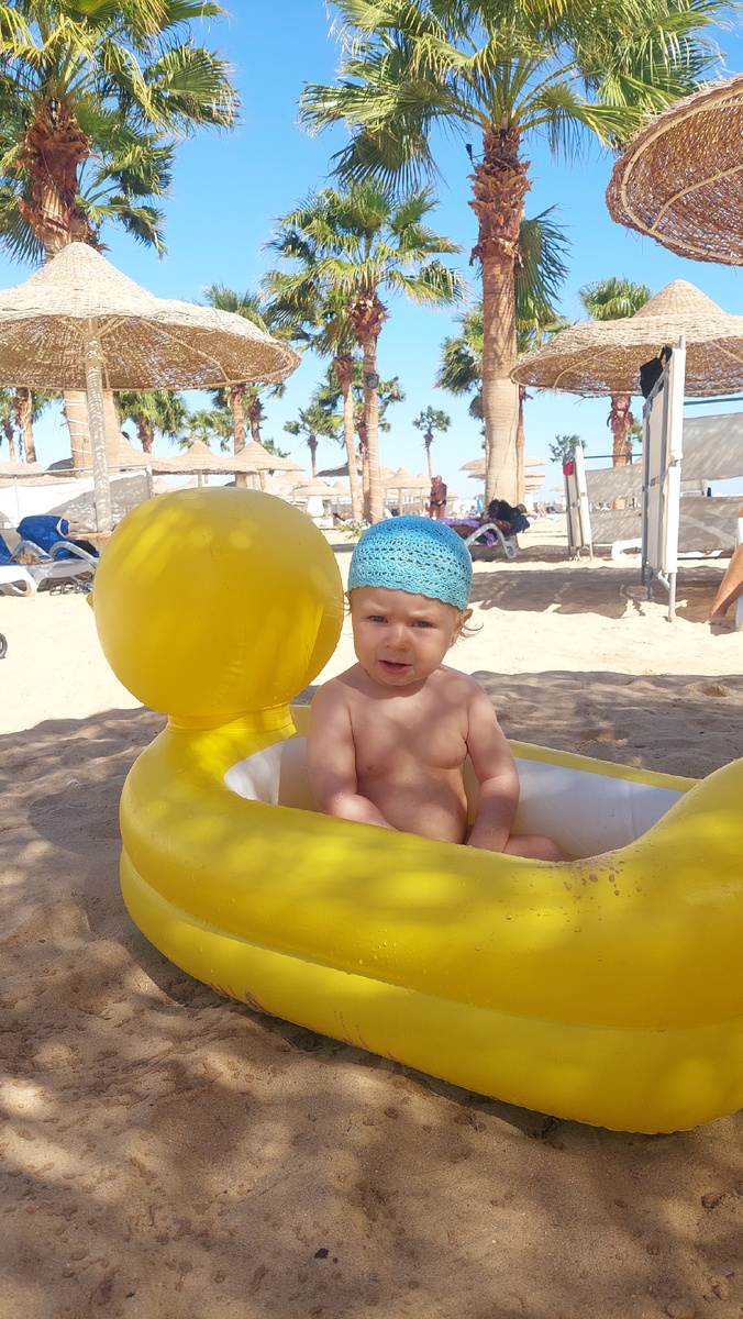 Лиза методично засыпает в утку песок