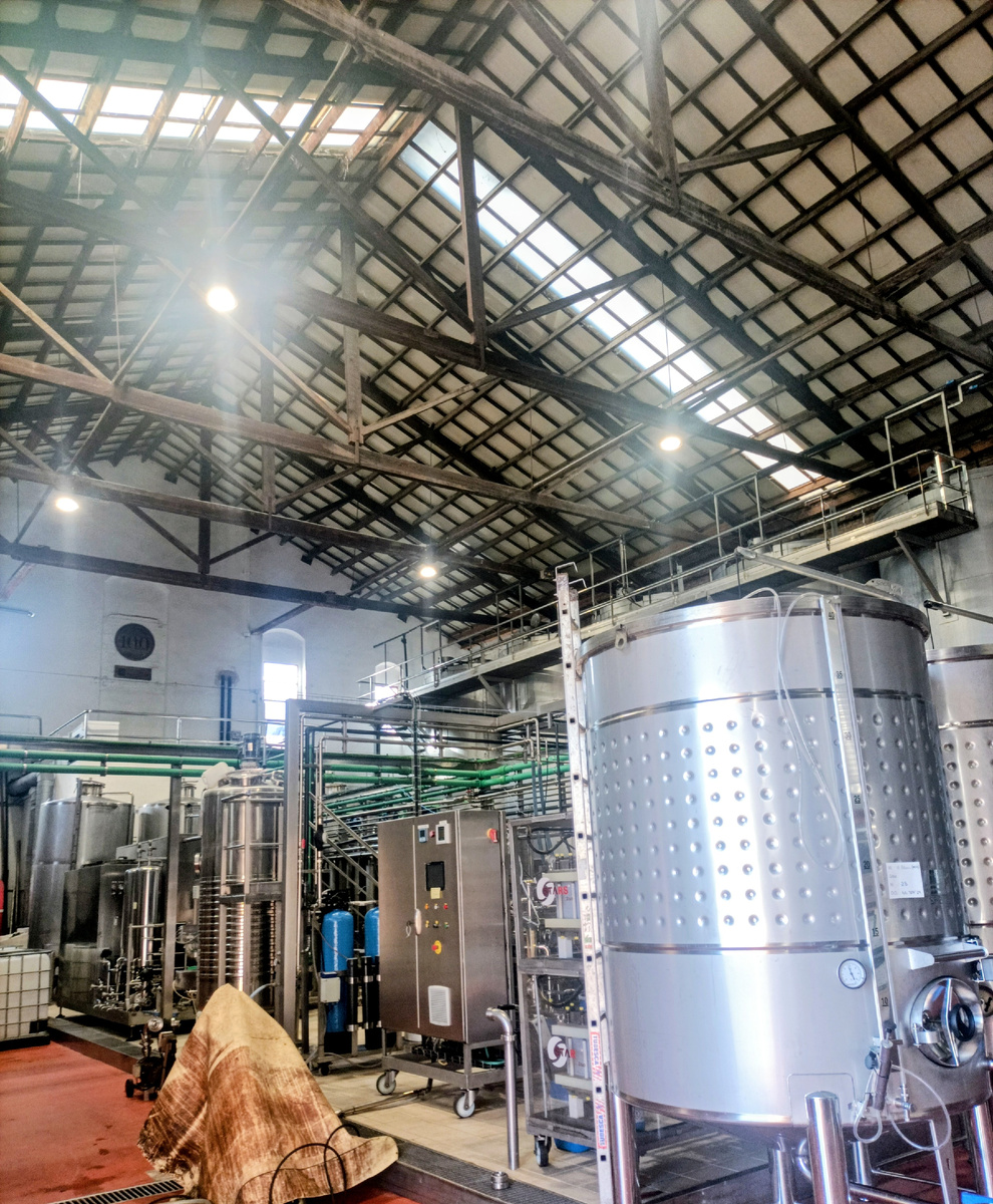 Элегантные балки винодельни.Castell D' or.Vila -Rodona.Провинция Таррагона. Фото автора 