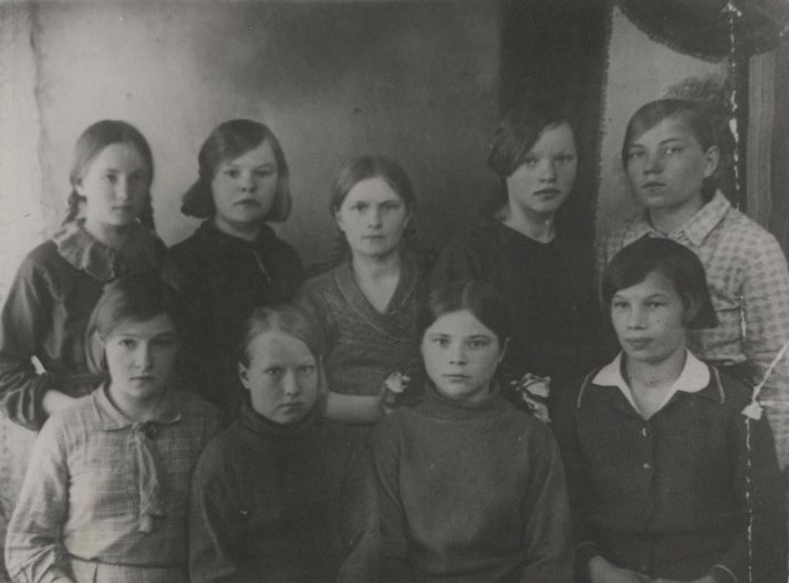Лера с одноклассницами (2-я слева в верхнем ряду) в Подпорожской средней школе. 1930-е. Военно-медицинский музей МО РФ.