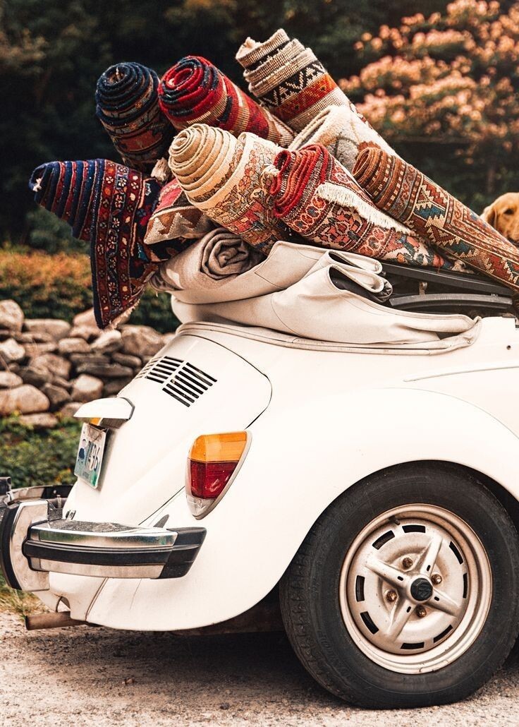 2. Куда этот маленький автомобиль везёт столько ковров?