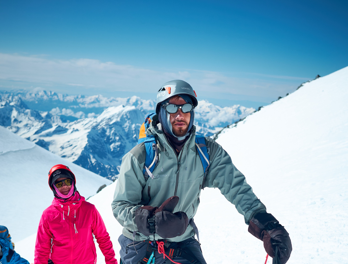 Эльбрус. Перила. Высота примерно 5 450 метров.