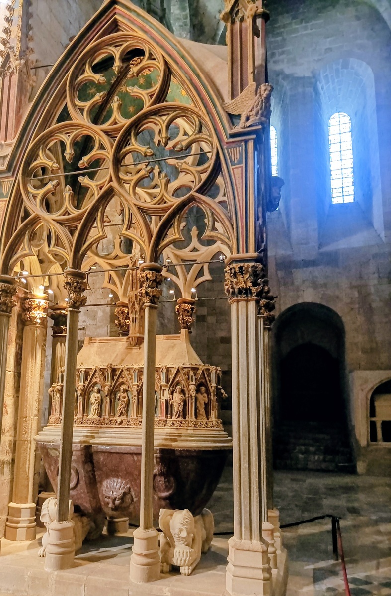 Саркофаг каталонского короля Петра Третьего( 1240-1285). Монастырь Сантес Креус. Провинция Таррагона. Испания. Фото автора 