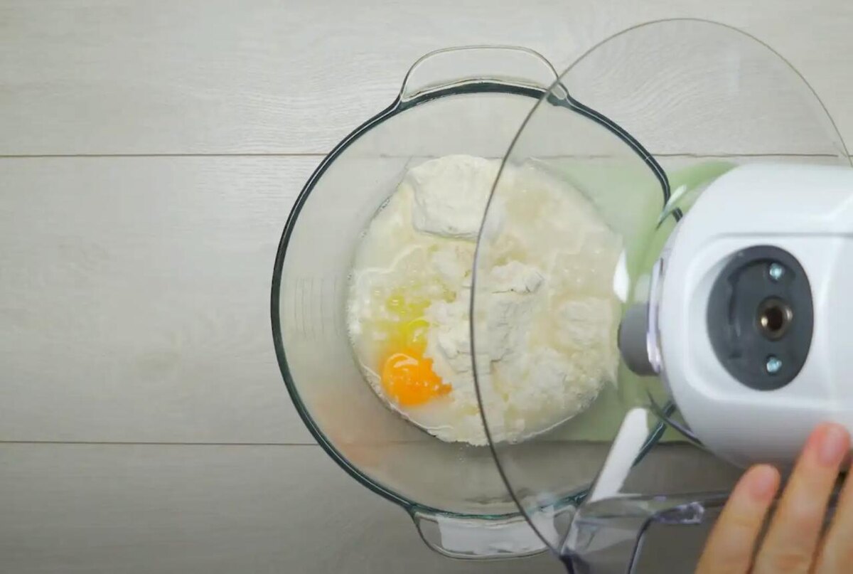 Always Yummy! / YouTube📷Соедините муку, яйцо, соль и воду