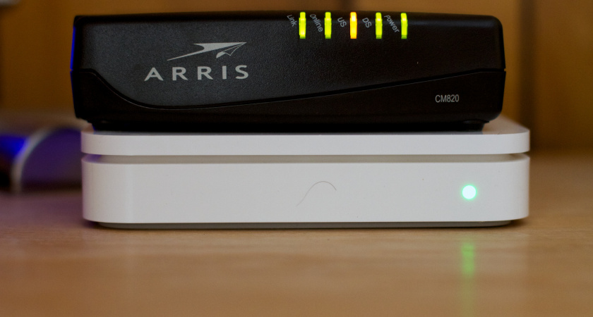    Нажимаю эту кнопку на роутере, и Wi-Fi работает молниеносно: проверните в октябре