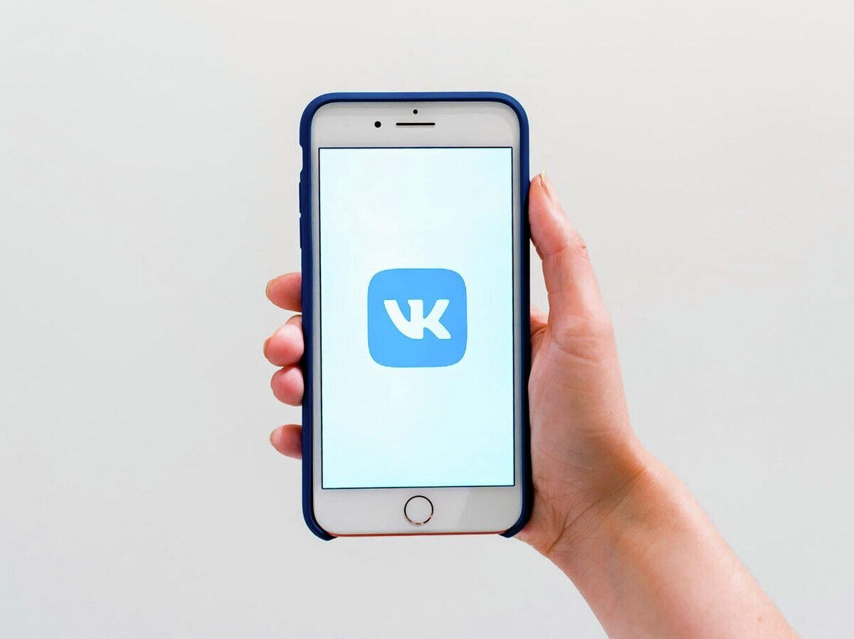    Логотип ВКонтакте на экране смартфона© Фото : ВКонтакте