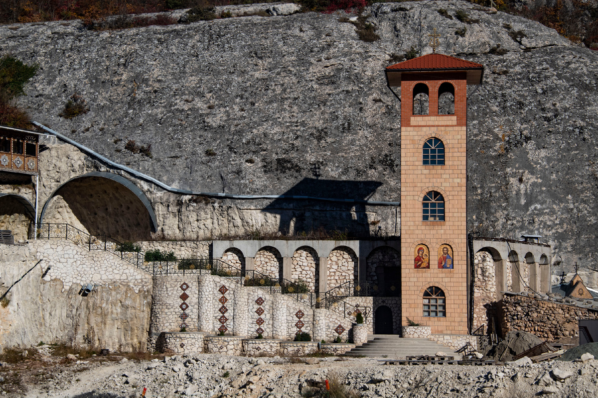 Храм спрятался в узком ущелье Таш-Аир около пещерного города Качи-Кальон. 