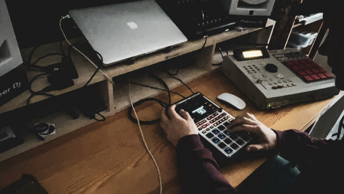 На фото Roland Sp-404MKII. Akai MPC 2000XL