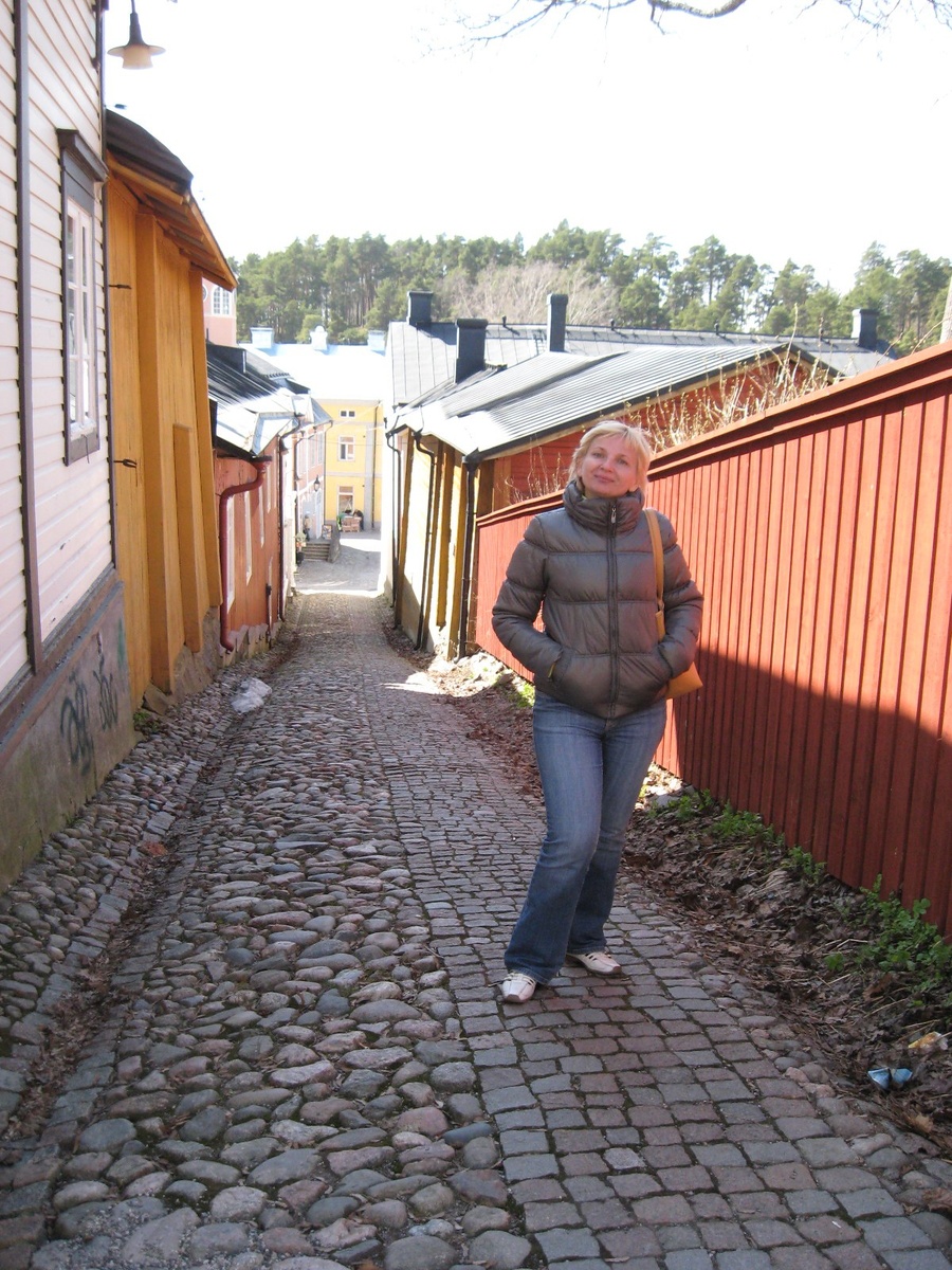 Это одна из самых узнаваемых улочек Порвоо. Именно тут снимали некоторые сцены из фильма "За спичками"