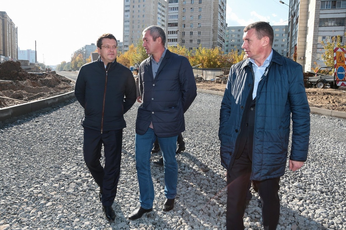    Мэр Казани и Айрат Миннуллин (в центре) в ходе осмотра дорожных работ на ул. Баруди и Серова. взято с сайта мэрии Казани