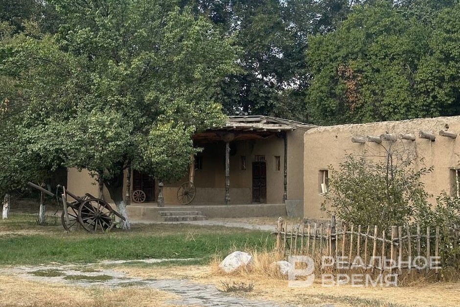    Кроме захоронений в историческом комплексе, есть и модели жилищ древнего Саразма. Елизавета Пуншева / realnoevremya.ru