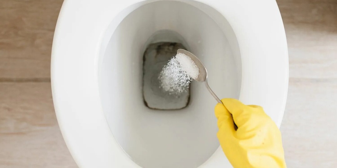 Секрет чистого унитаза без щётки: просто сделайте это перед сном