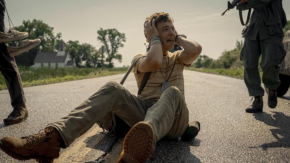 Кадр из фильма «The Long Walk». Режиссер: Фрэнсис Лоуренс. Производство: Lionsgate UK, Manitoba Film and Video Tax Credit Program, Media Capital Technologies, Vertigo Entertainment. Прокат: Вольга