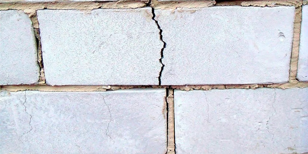 Почему лопаются стены из газобетона: рассказываю, где ошибаются даже строители