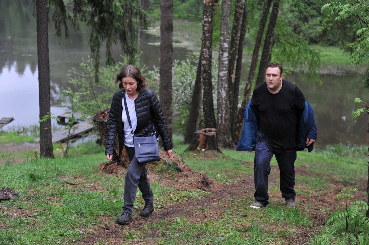 Кадр из сериала «Обычная женщина»: герои идут по лесной тропе, где за внешним спокойствием скрываются внутренние переживания, (источник: kinopoisk.ru)