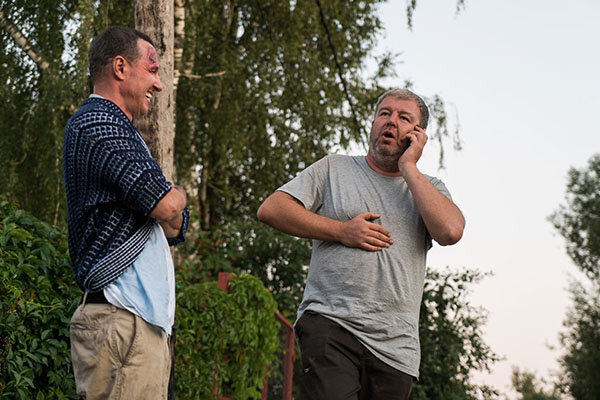 Герои сериала «Жуки» обсуждают очередную авантюру — сцена, полная иронии и жизненных диалогов, (источник: kinopoisk.ru)