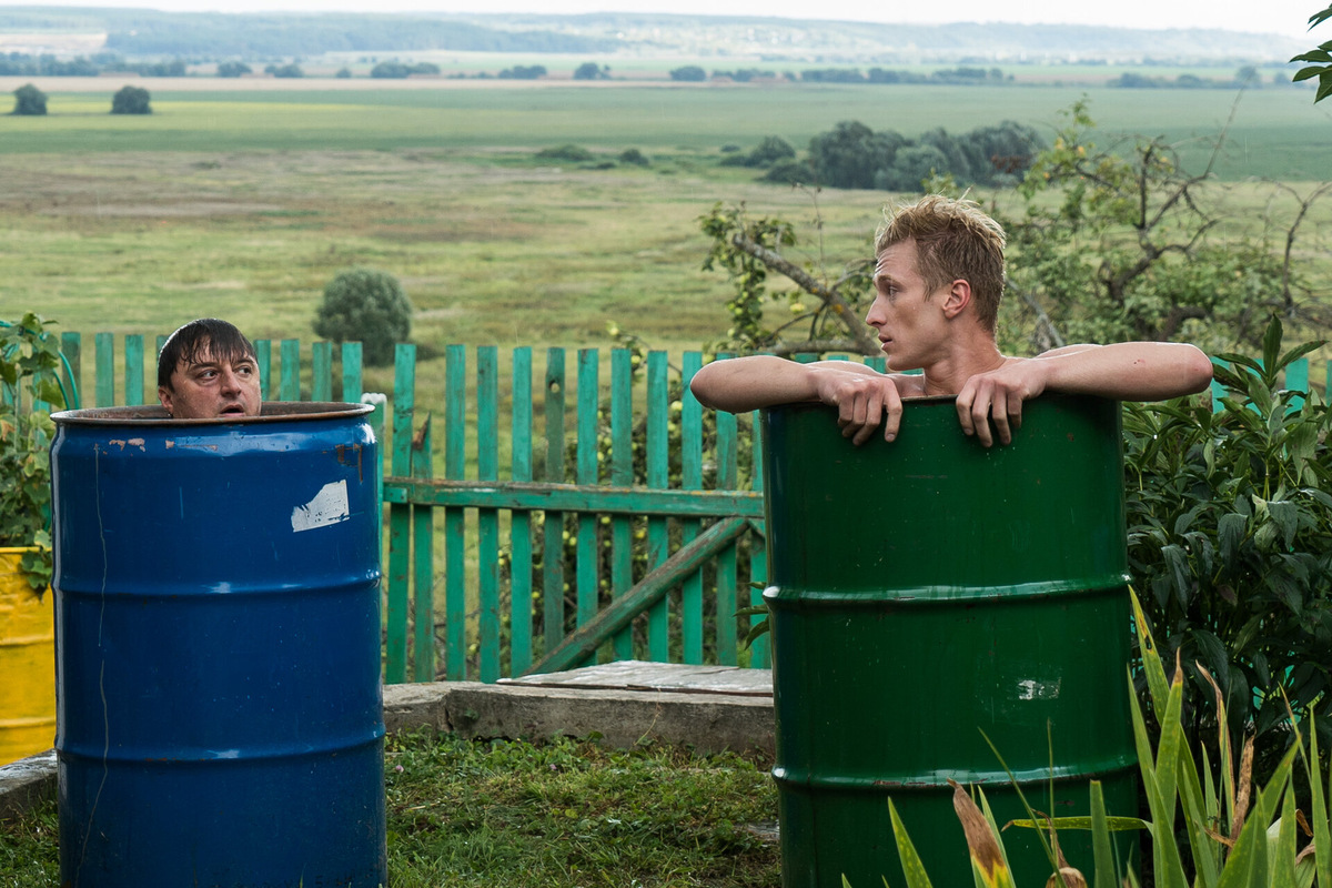 Забавный момент из сериала «Жуки»: герои принимают импровизированные ванны в бочках на фоне русской деревни, (источник: kinopoisk.ru)