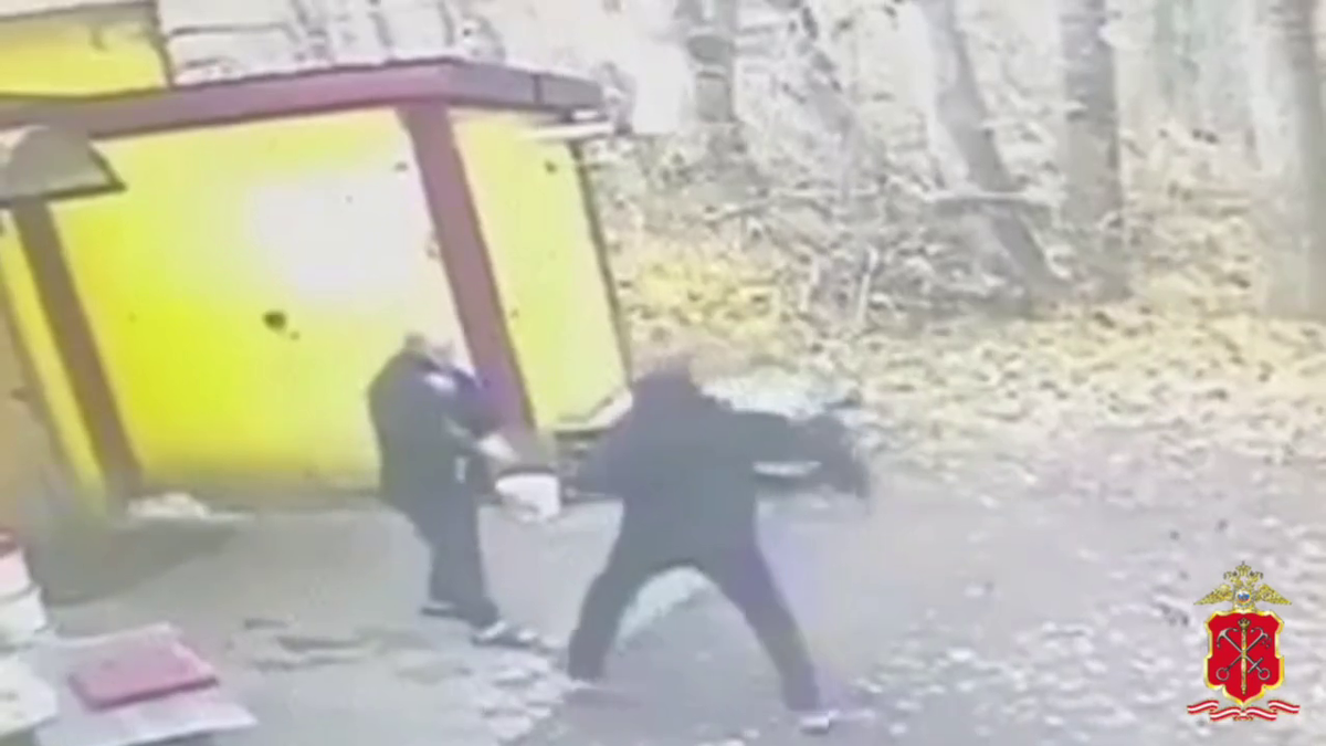 Виталий протягивает руку Роману. Роман замахивается на Виталия с оружием в руке