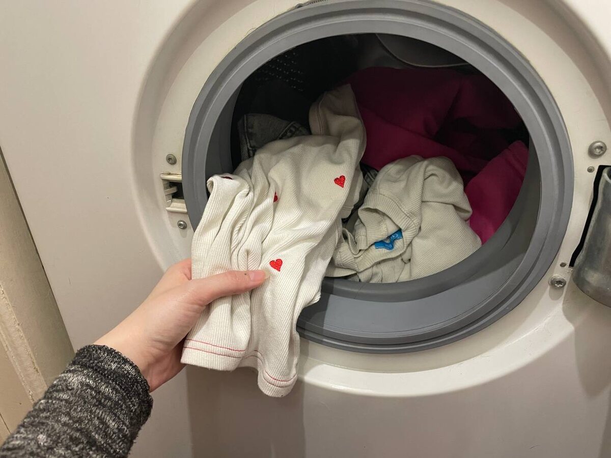    Не уксус и не соду: в стиралку кроме порошка сыплю пол-ложки — вещи белоснежные даже в жёсткой воде