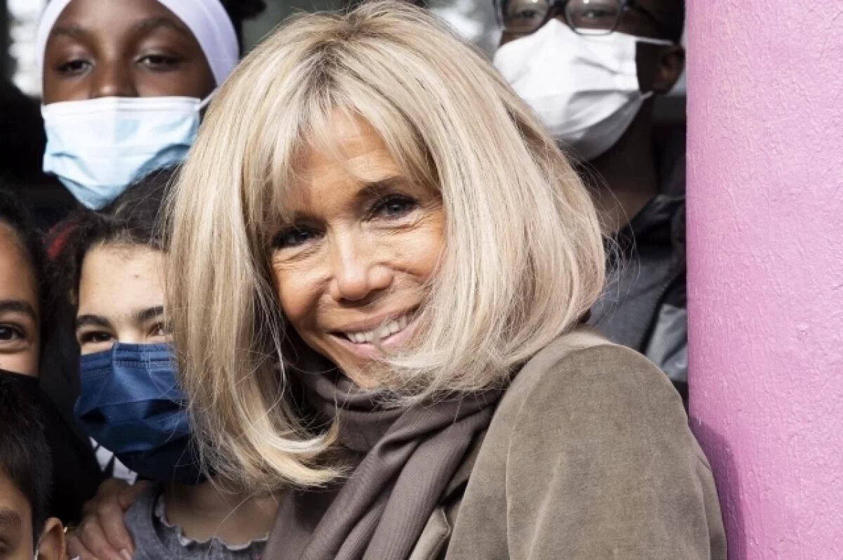    BFMTV: у жены Макрона было указано мужское имя на налоговом сайте