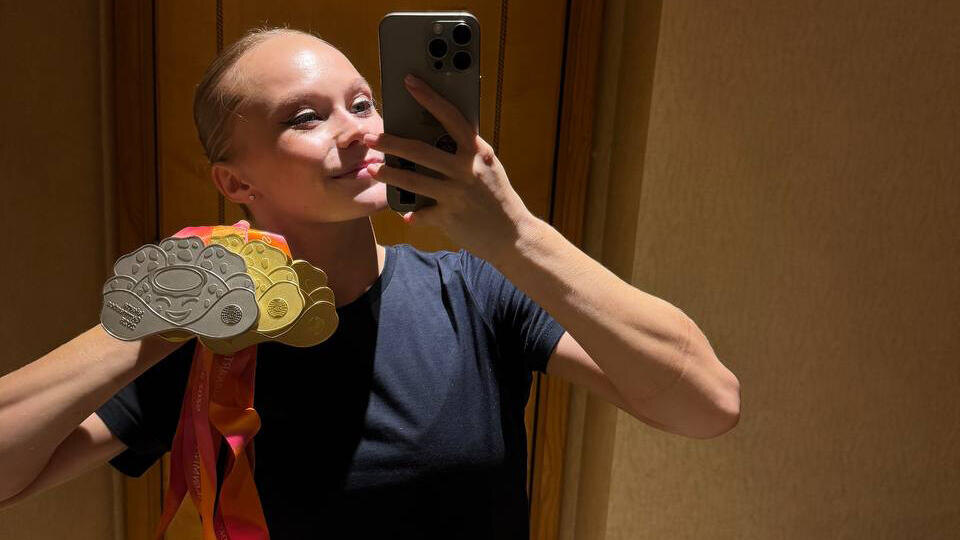     Мельникова опубликовала фото с медалями ЧМ по спортивной гимнастике t.me/Angelina Melnikova