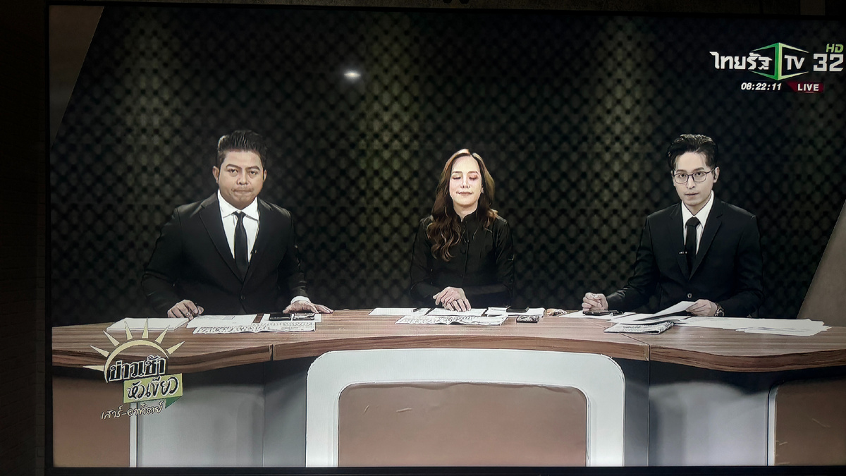 Один из каналов: ведущие в черных одеяниях, а палитра цветов сильно приглушена