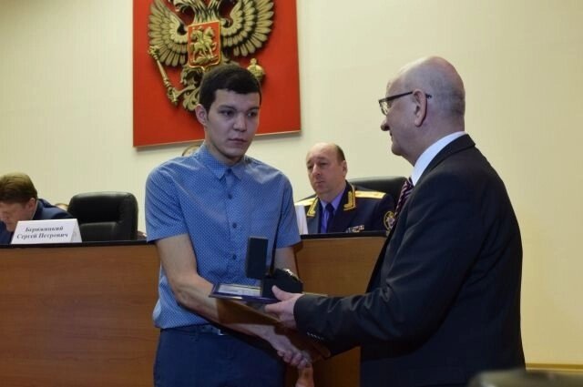    Булат Байров получил благодарственную грамоту от губернатора. Фото: АиФ