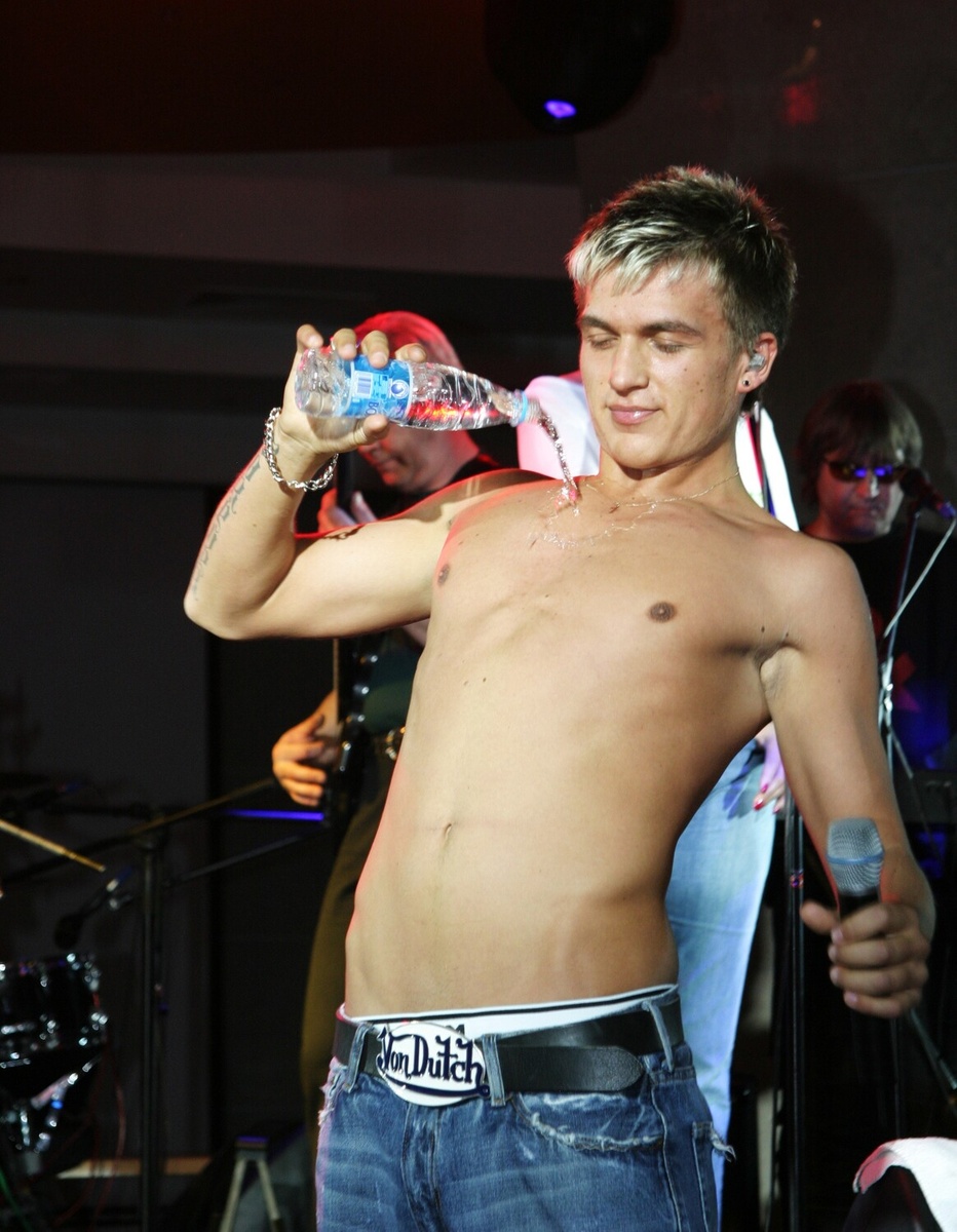 Певец Влад Топалов во время концерта, 30 апреля 2006 года ©Valery Gorokhov/Russian Look/Global Look Press  📷