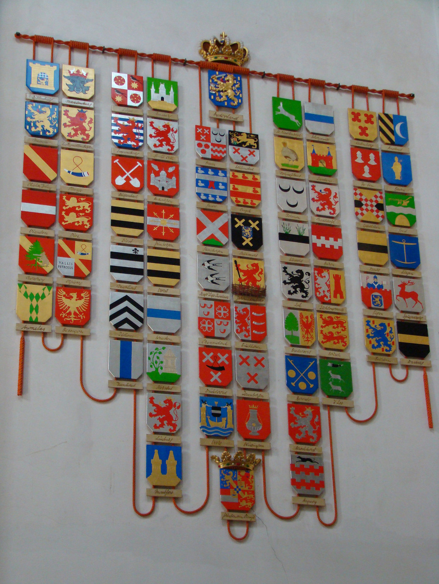 Мемориальная доска с гербами титулов короля Нидерландов. Ньиве керк.