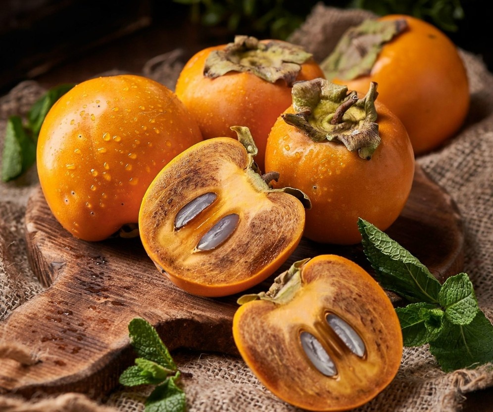 Фото: Хурма сорт Шоколадный королек. Его темная, с коричневым отливом мякоть сладкая и не вяжет